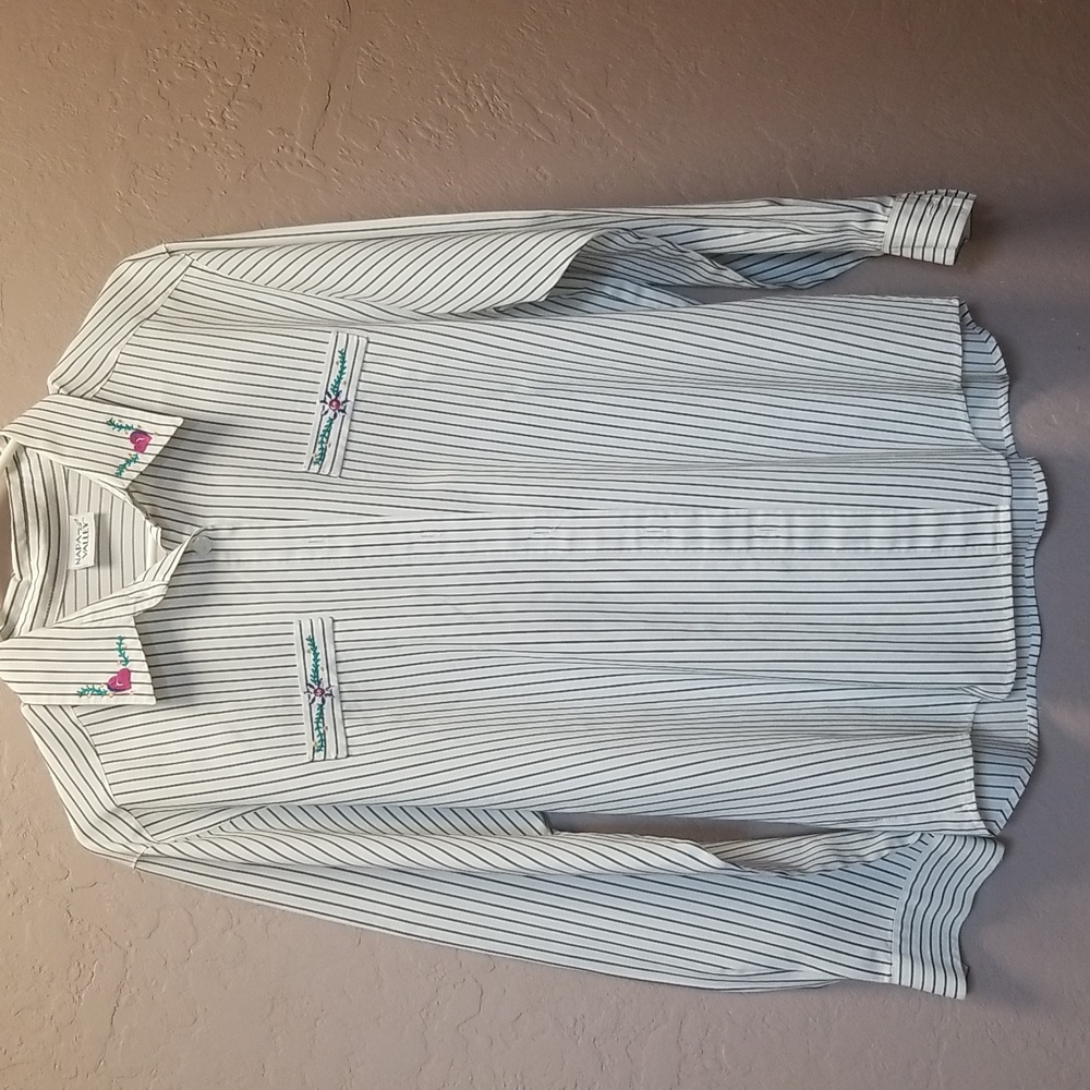 NAPA VALLEY, Sz M White w/black stripes, long sleeve button up EUC  CL#123